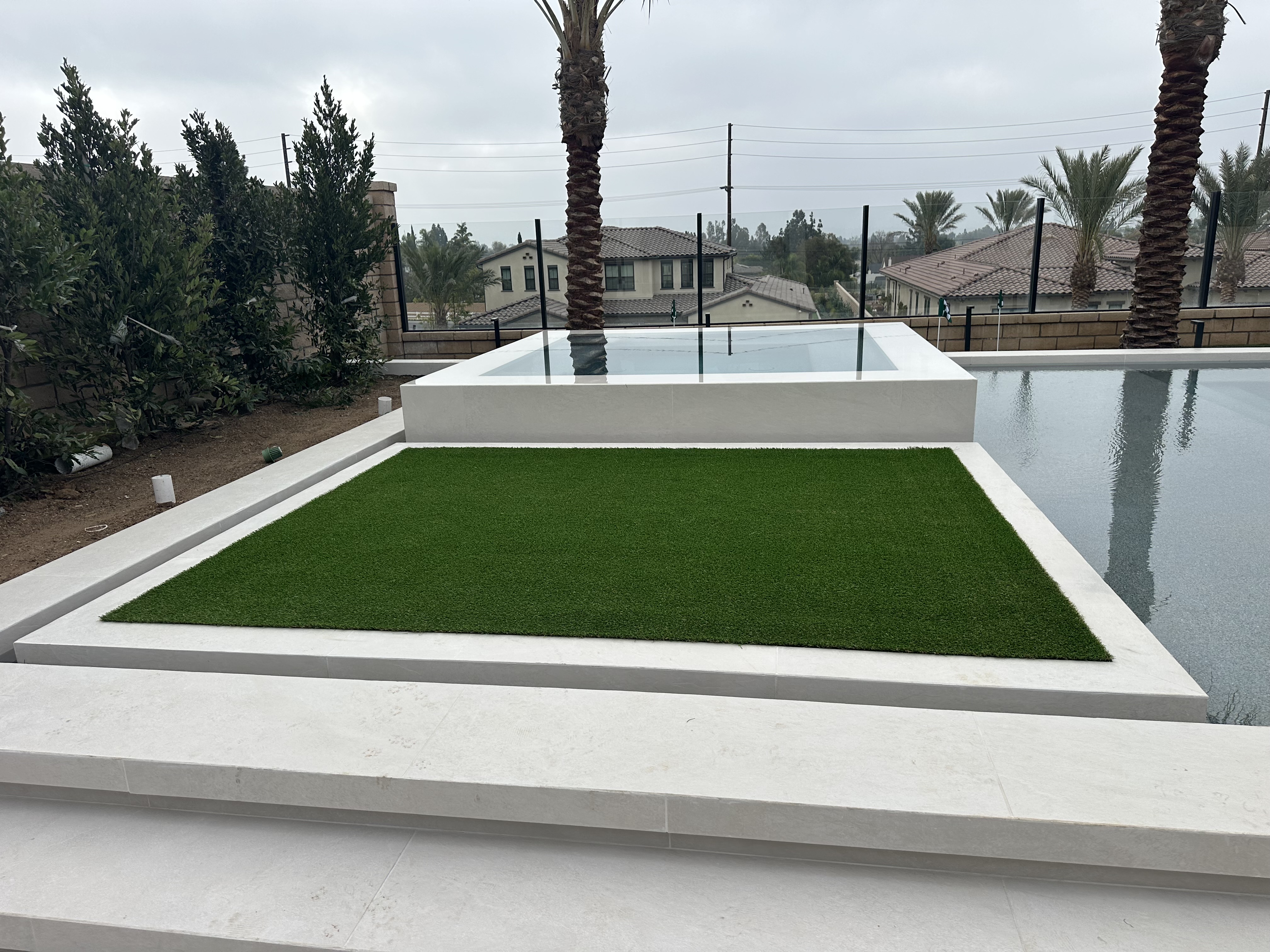 Pool deck artificial turf accent feature - Green Forever Turf Texas