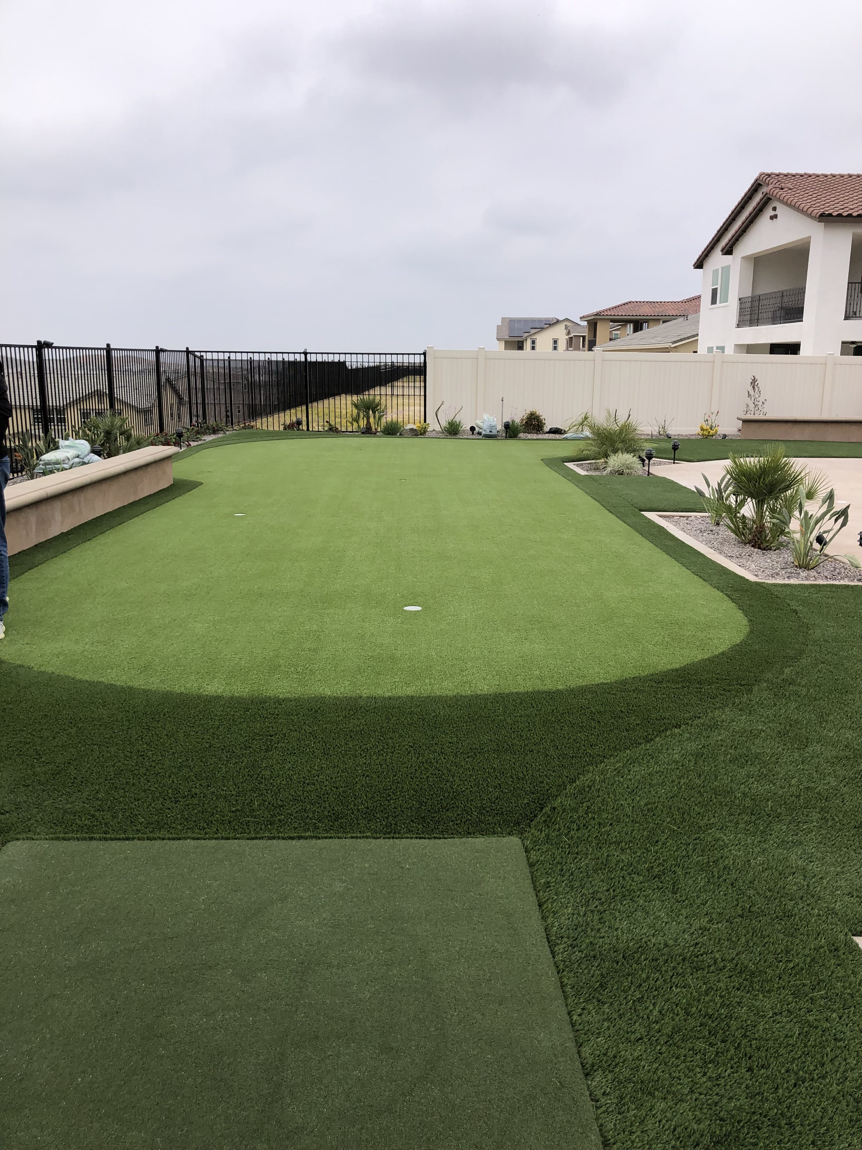Putting green modern home backyard - Green Forever Turf Texas