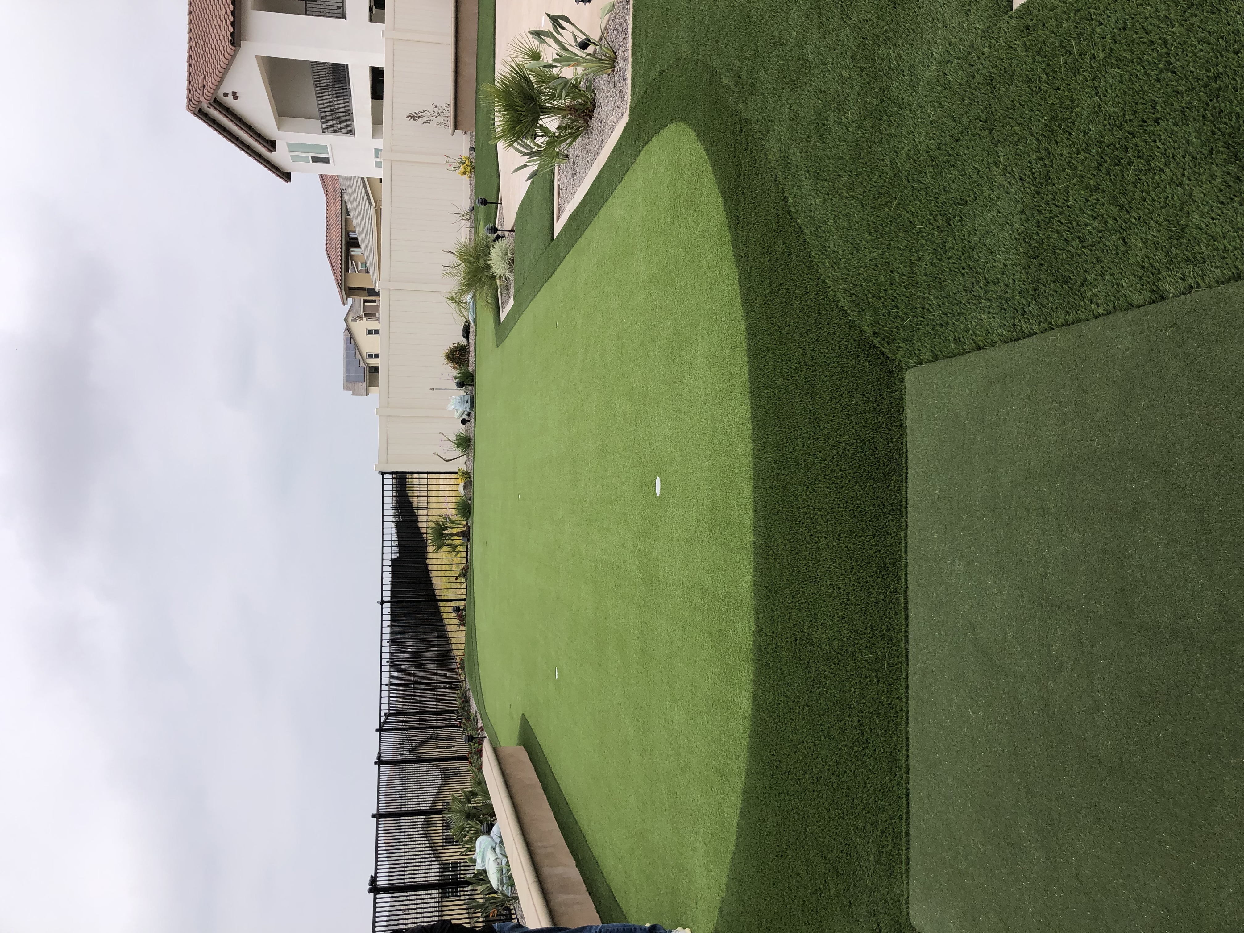 Putting green modern home backyard - Green Forever Turf Texas