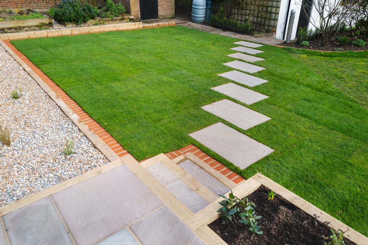 Synthetic turf with stepping stone pathway
